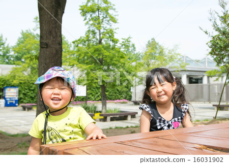 Smiling boy girl 16031902