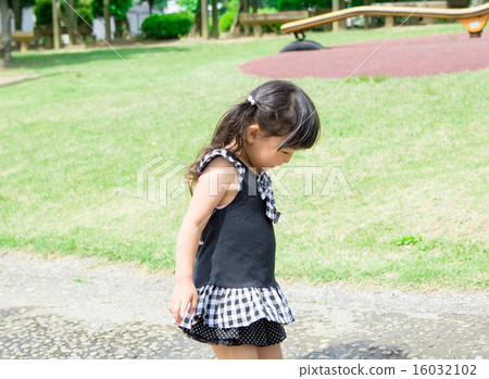 在公園裡玩的女孩 在公園裡玩的女孩 16032102