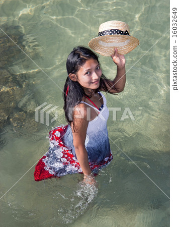 woman in the sea 16032649