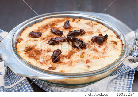 Casserole of cottage cheese with raisins, dates 16033254