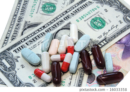 pills on banknot pills on banknot 16033358