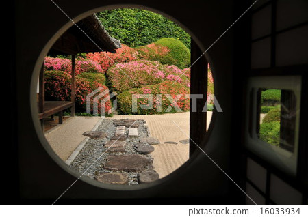 [Setouchi 33 Kannon Sacred Ground] No. 13 Ryokuji Temple, a garden where azalea flowers bloom as seen from a circular window, Takahashi City, Okayama Prefecture 16033934