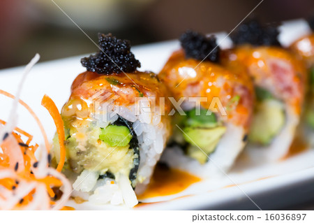 Sushi roll 16036897