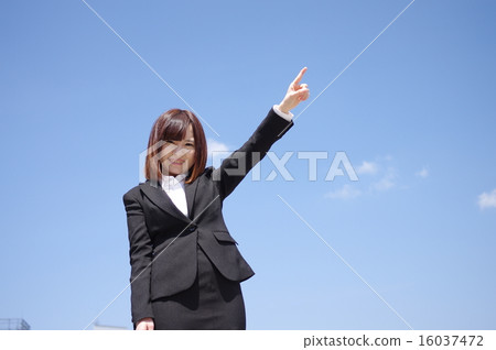 指向與微笑的女商人藍天 16037472
