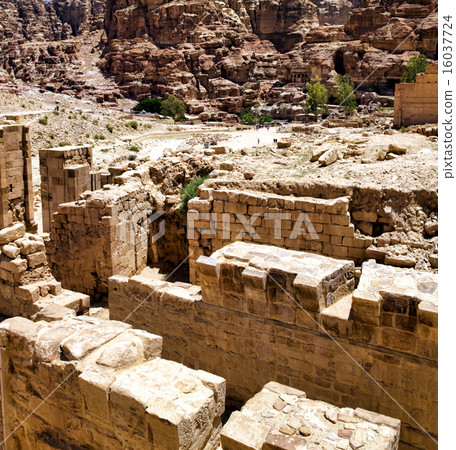 Beautiful red rock formations in Petra Beautiful red rock formations in Petra 16037724