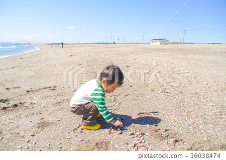 孩子們在海裡玩 孩子們在海裡玩 16038474