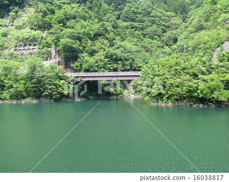 Mountains and lakes 16038817