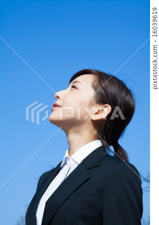 看天空的衣服的一名婦女 16039619