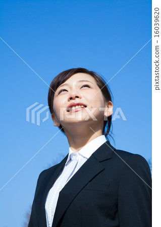 看天空的衣服的一名婦女 看天空的衣服的一名婦女 16039620