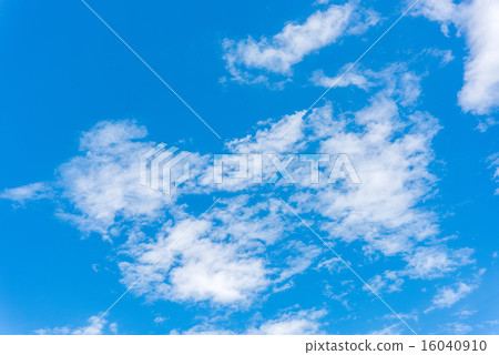 clouds in the blue sky 16040910