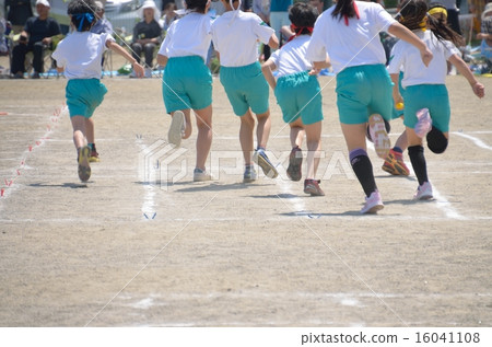 Relay at sports day 16041108