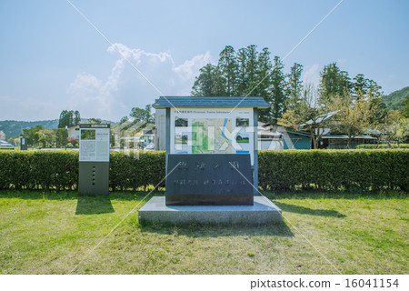 A monument on the site of the Royal Observatory in spring 16041154