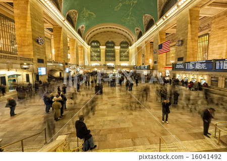 Grand Central station full of people 16041492