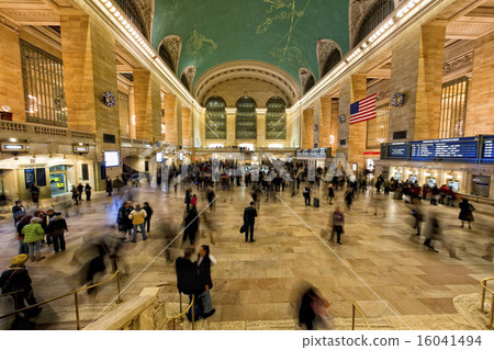 Grand Central station full of people 16041494