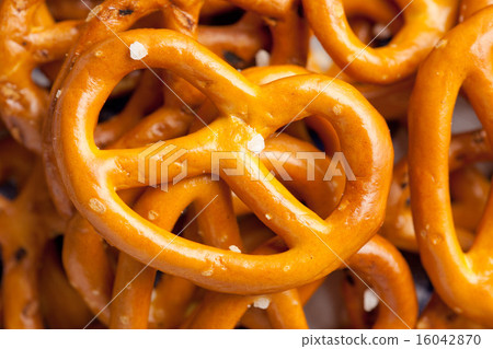 baked pretzels 16042870