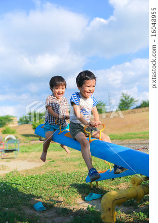 Brothers who are friendly to play 16048955