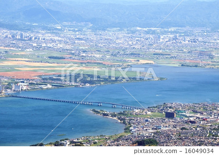 Hirafara Mountain系統Hayamiyama從初夏的Minami Biwa山峰和琵琶湖大橋周邊地區的夏天視圖 16049034