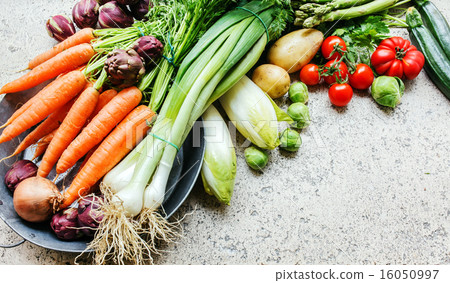 fresh vegetables 16050997