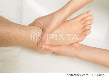 Reflexology foot massage 16068542