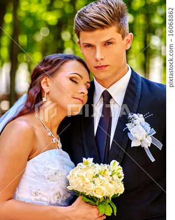 Bride and groom with flower outdoor. 16068862
