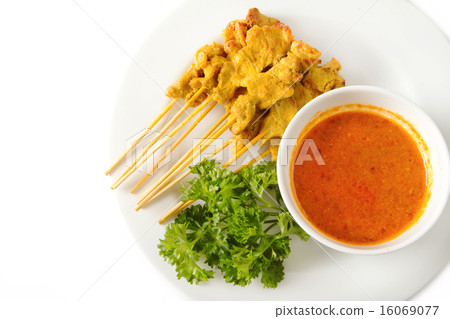 Barbecued Pork Skewers with Peanut Sauce 16069077