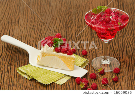 Rasberry cheesecake with fresh rasberries juice Rasberry cheesecake with fresh rasberries juice 16069086