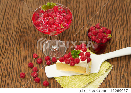 Rasberry cheesecake with fresh rasberries juice  16069087