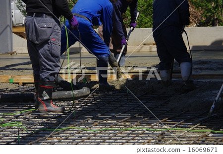 在地板上鋪路工作混凝土鋪路工程 在地板上鋪路工作混凝土鋪路工程 16069671