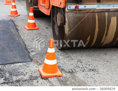 Tandem road roller and traffic cones 16069824