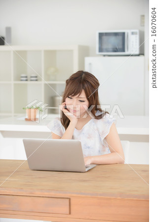 Personal computer · young lady 16070604