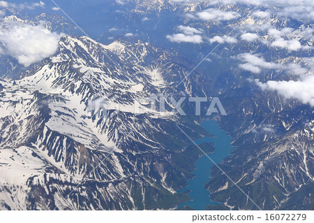 Kurobe gorge in spring and the mountains of Tateyama 16072279