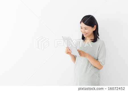 一個女人用iPad 一個女人用iPad 16072452