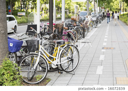 Abandoned bicycle 16072839