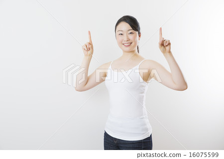 一位年輕的女士，穿著背心·指向手指 16075599