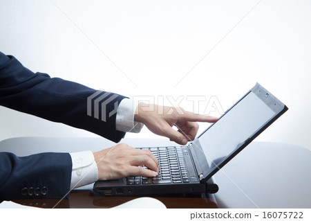 在PC屏幕上工作的商人 在PC屏幕上工作的商人 16075722