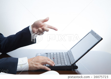 在PC屏幕上工作的商人 在PC屏幕上工作的商人 16075723