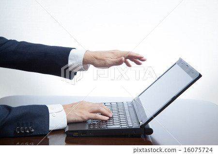 在PC屏幕上工作的商人 16075724