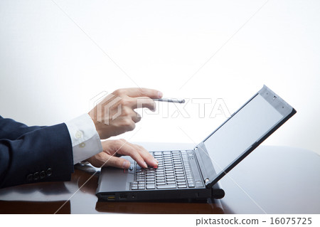 在PC屏幕上工作的商人 16075725
