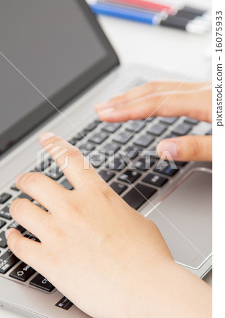 Laptop and women's hand 16075933