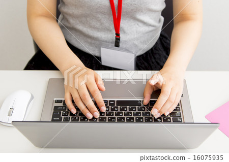 Laptop and women's hand 16075935