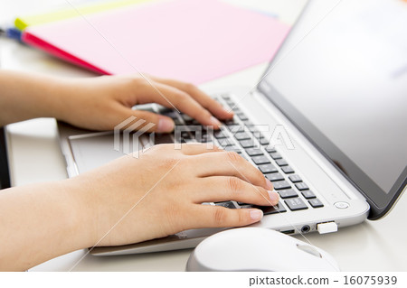 Laptop and women's hand 16075939