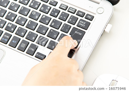Laptop and women's hand 16075946