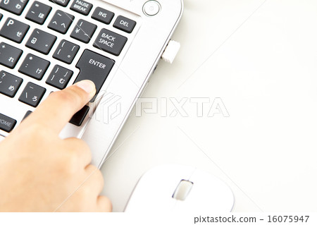 Laptop and women's hand 16075947