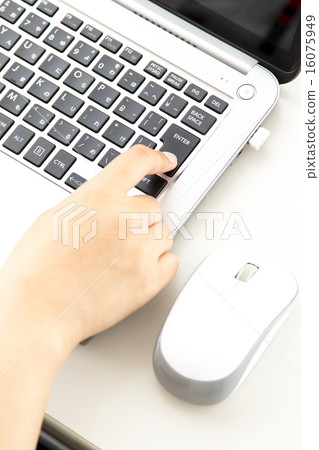 Laptop and women's hand 16075949