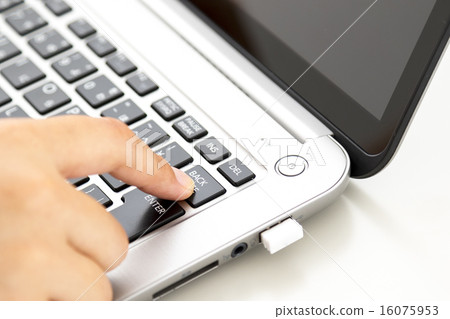 Laptop and women's hand 16075953