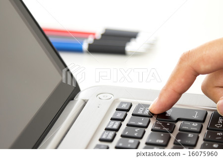Laptop and women's hand 16075960