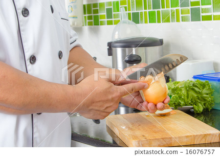 Chef chopping onion 16076757
