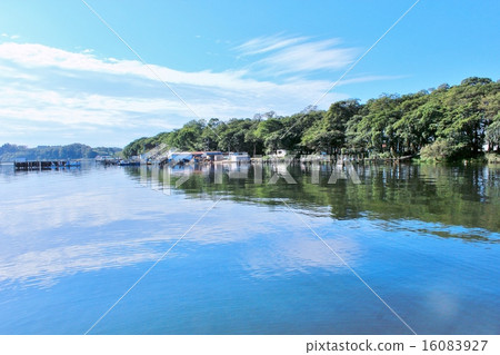 A fresh autumn sky of Ogawara Lake 16083927