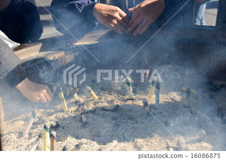 淺草寺的香火燈 淺草寺的香火燈 16086875