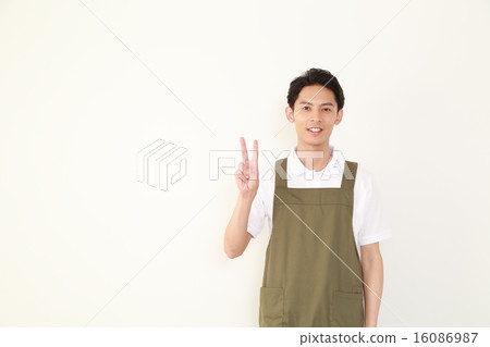 一個男人帶著圍裙的微笑 一個男人帶著圍裙的微笑 16086987